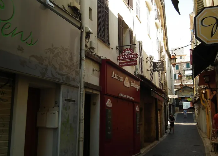 Coeur Vieil Antibes Plages A Pied
